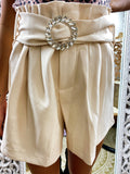 Short beige con cintura gioiello