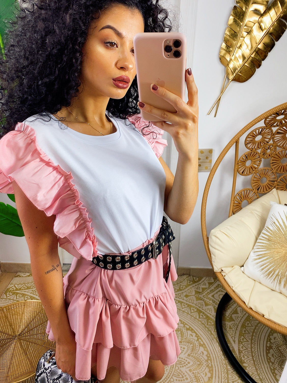 Maglia bianca con rouches sulla manica rosa