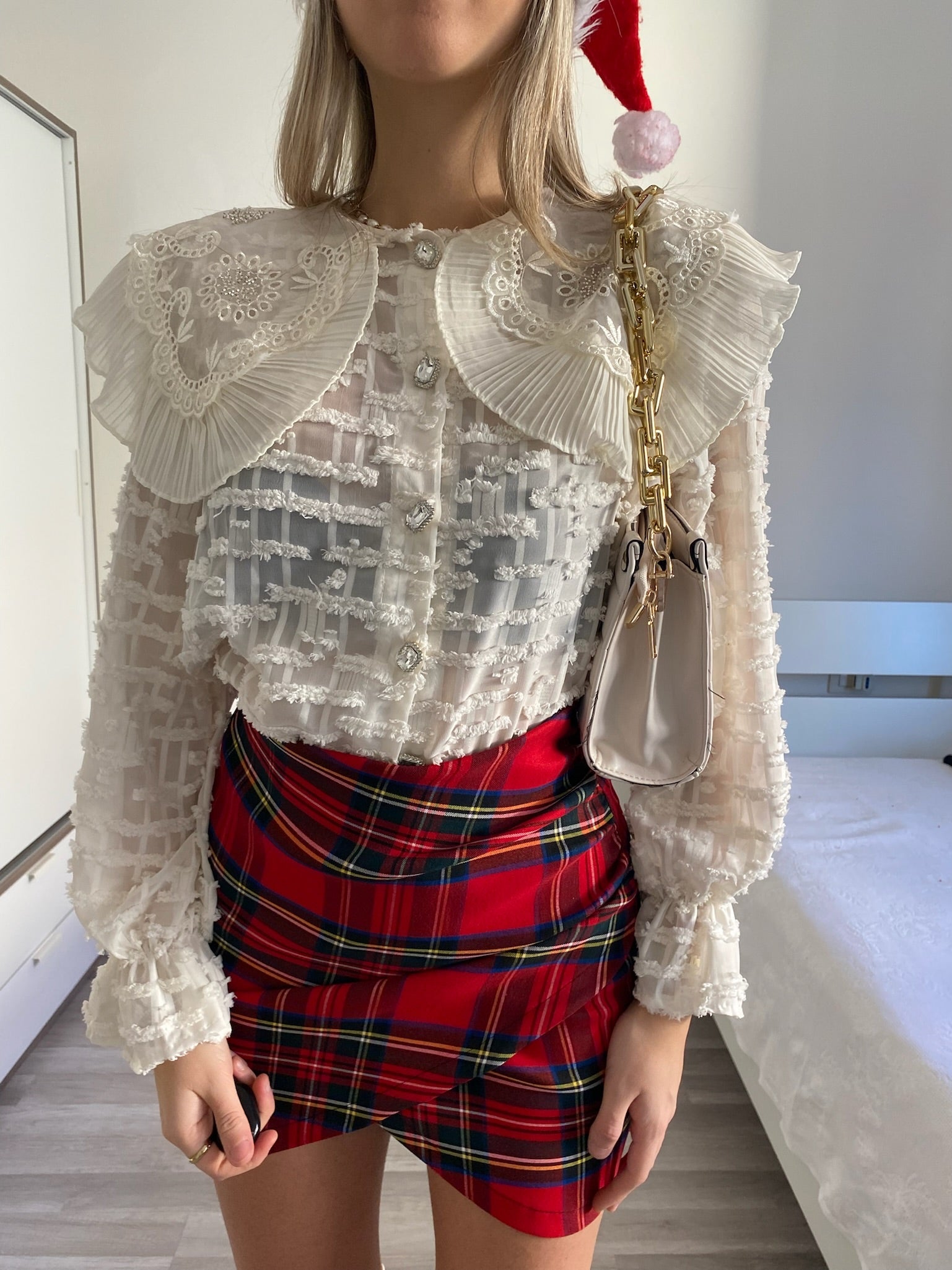 Camicia in pizzo beige con ricami
