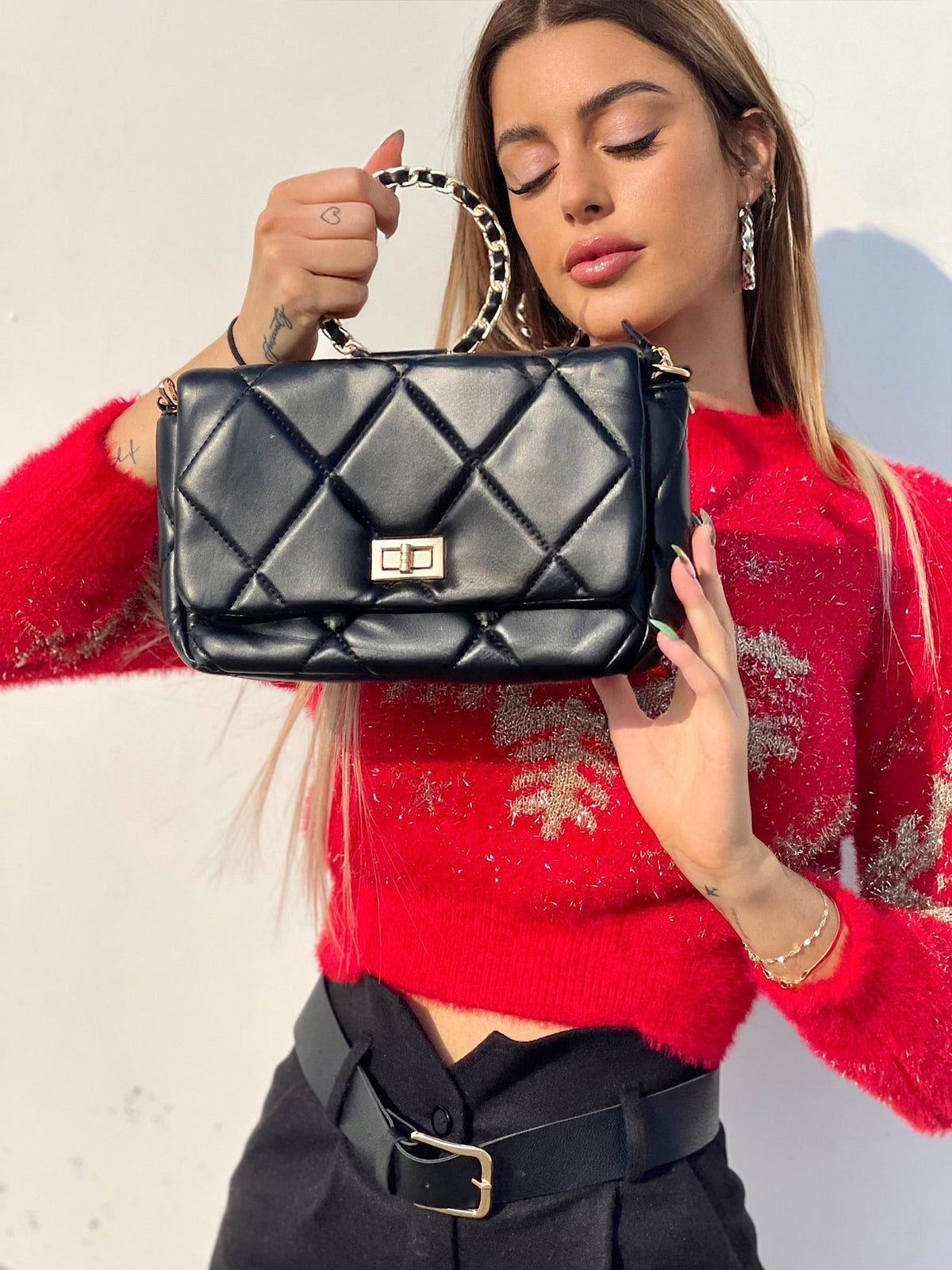 Borsa nera con manico e tracolla