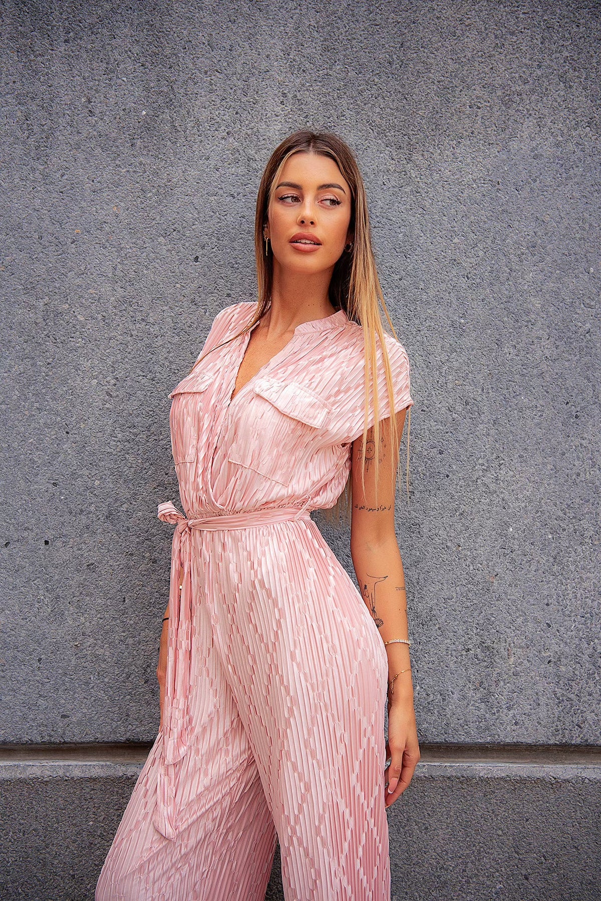 Tuta plissè rosa con cintina