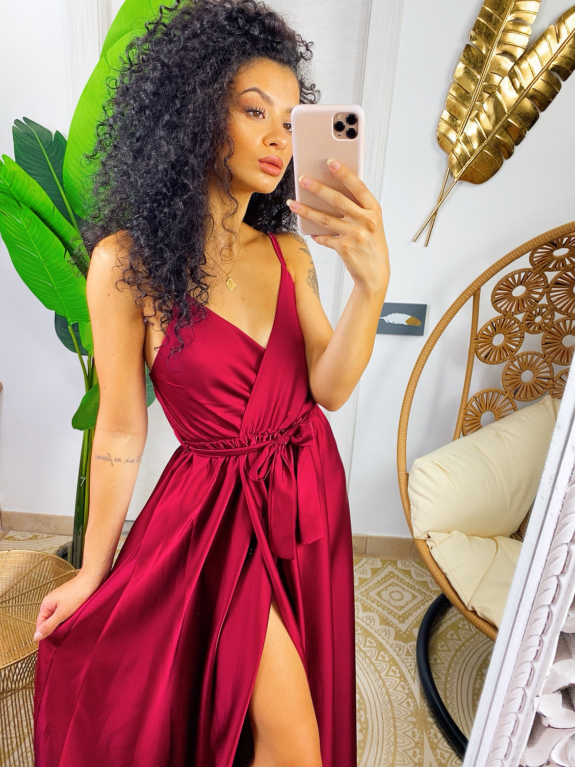 Abito in raso con maxi spacco Bordeaux scuro