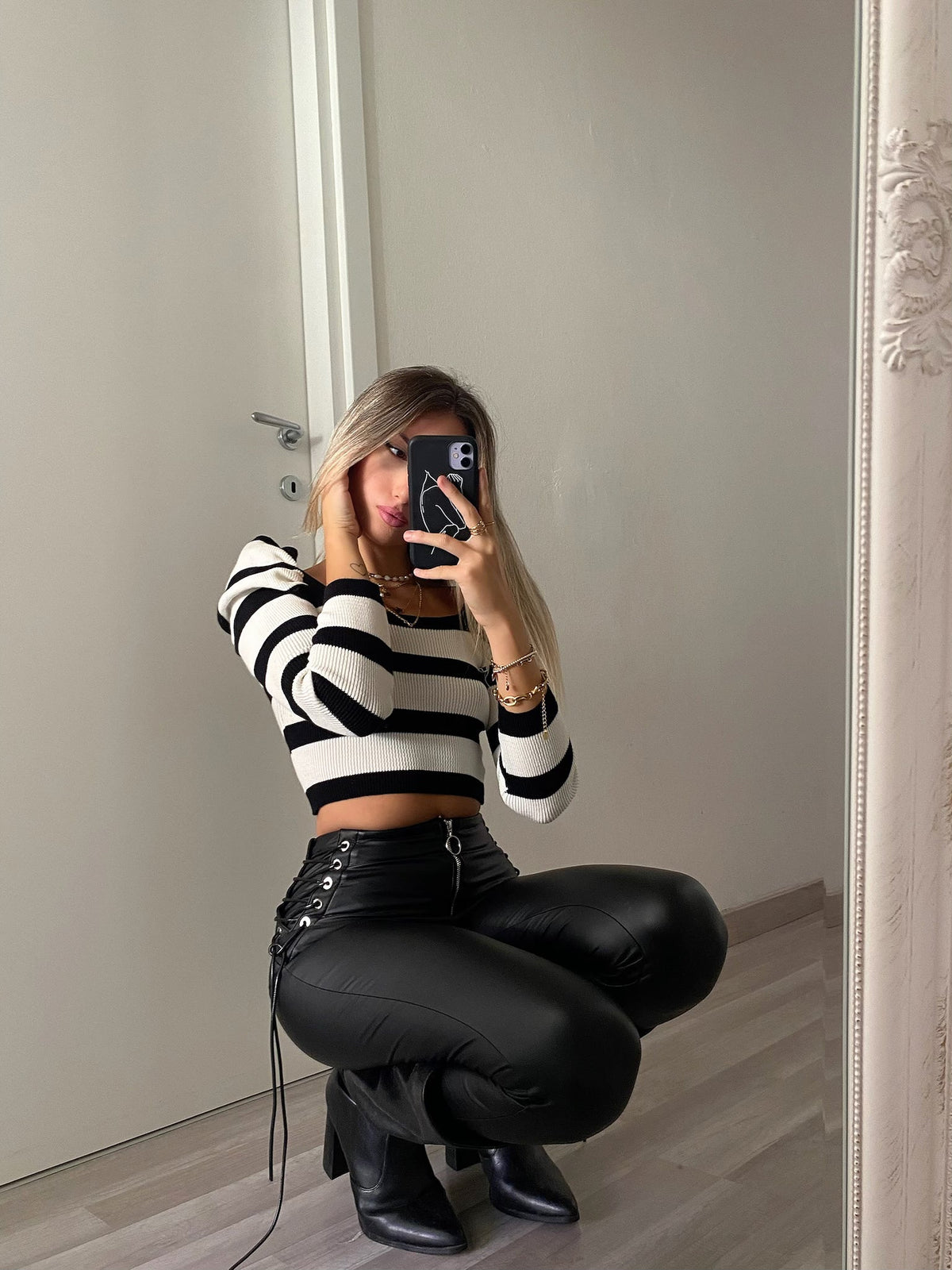 Pantalone in ecopelle con lacci laterali