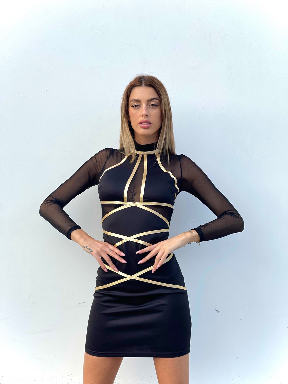 Abito con trasparenze e dettagli oro