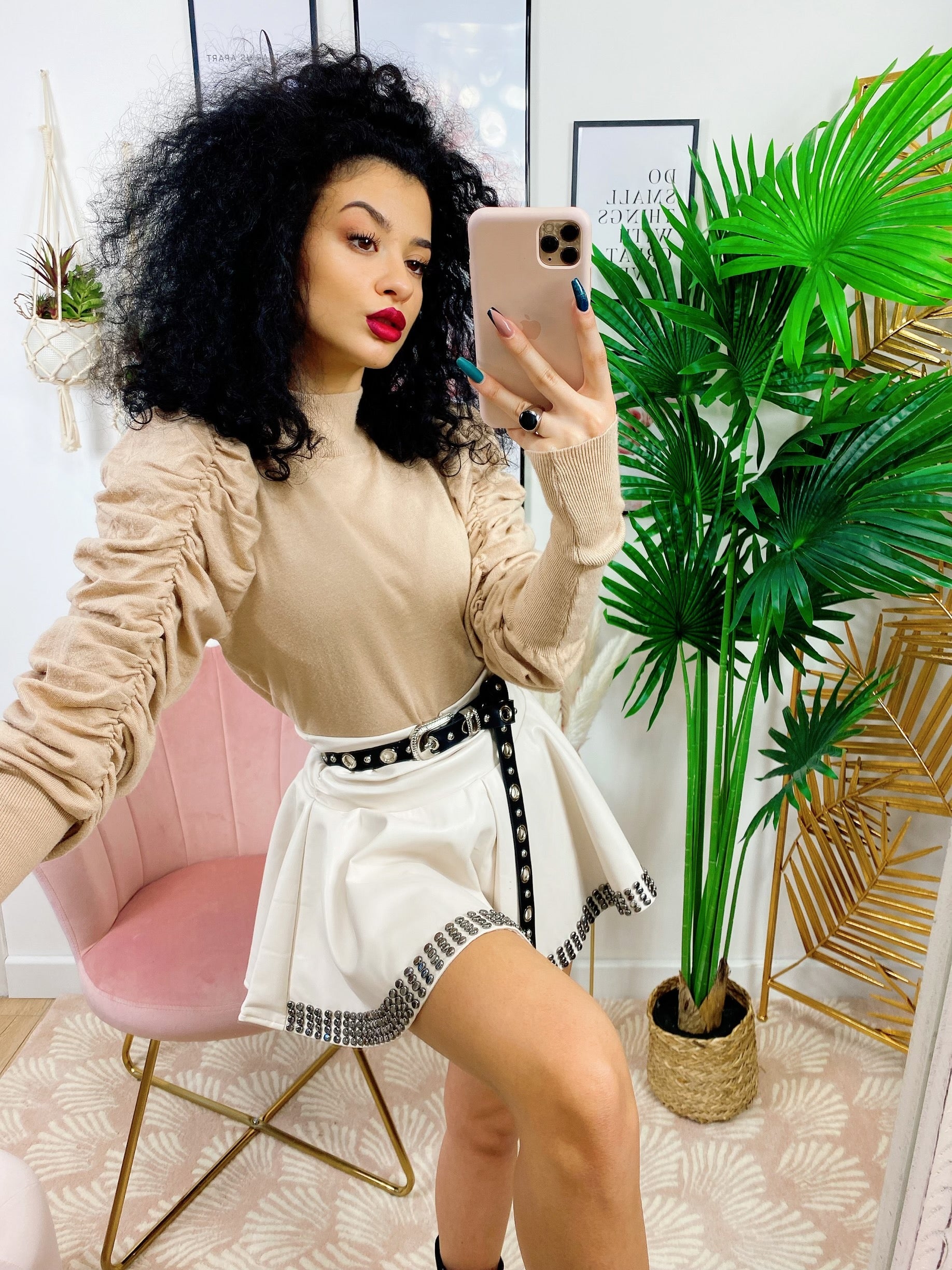 Short in ecopelle bianco con borchie