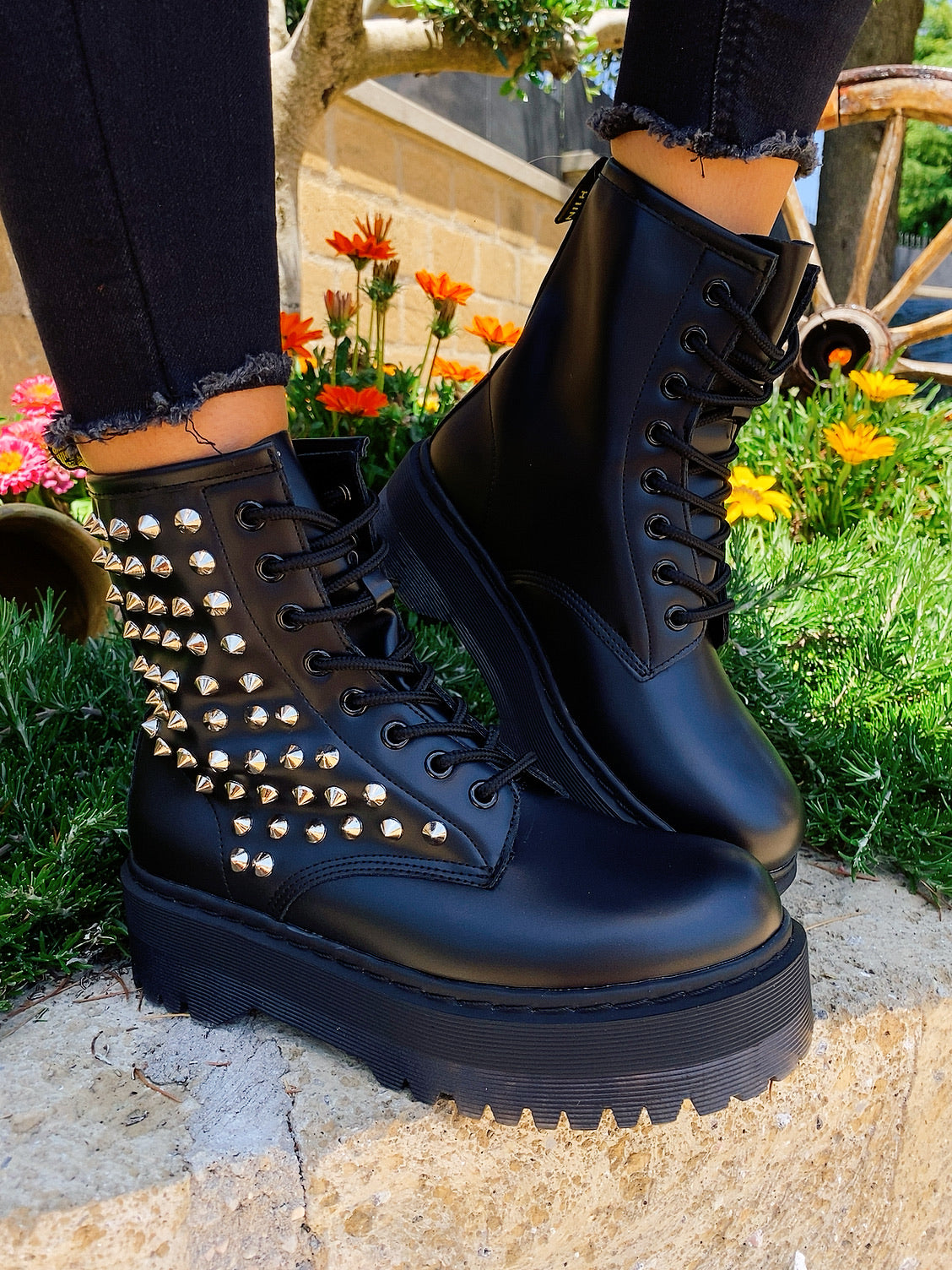 Biker nero con borchie argento