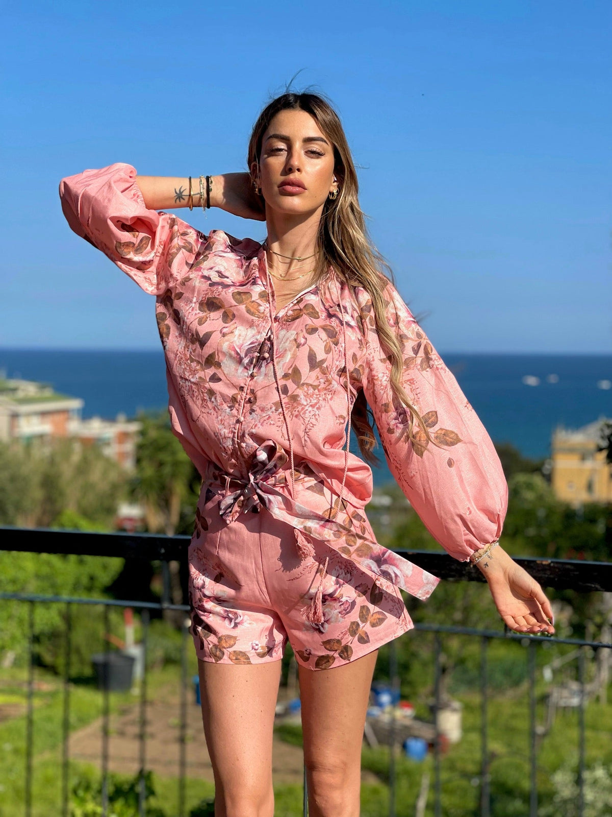 Completo short e camicia fiorata rosa