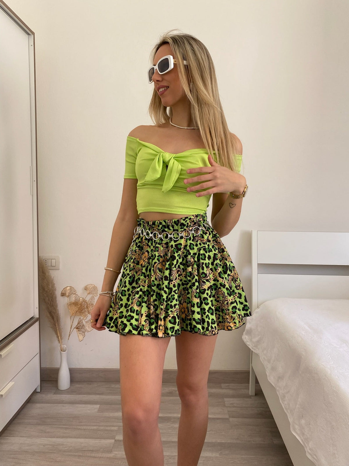 Top lime scollo a barchetta e fiocco