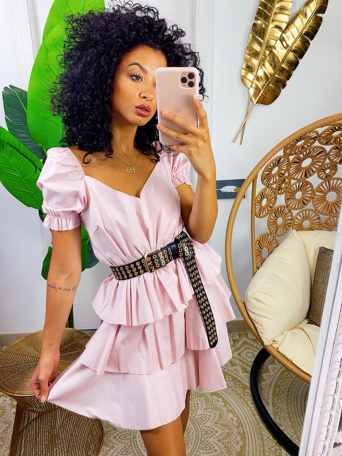 Abito a balze in cotone con manica rosa
