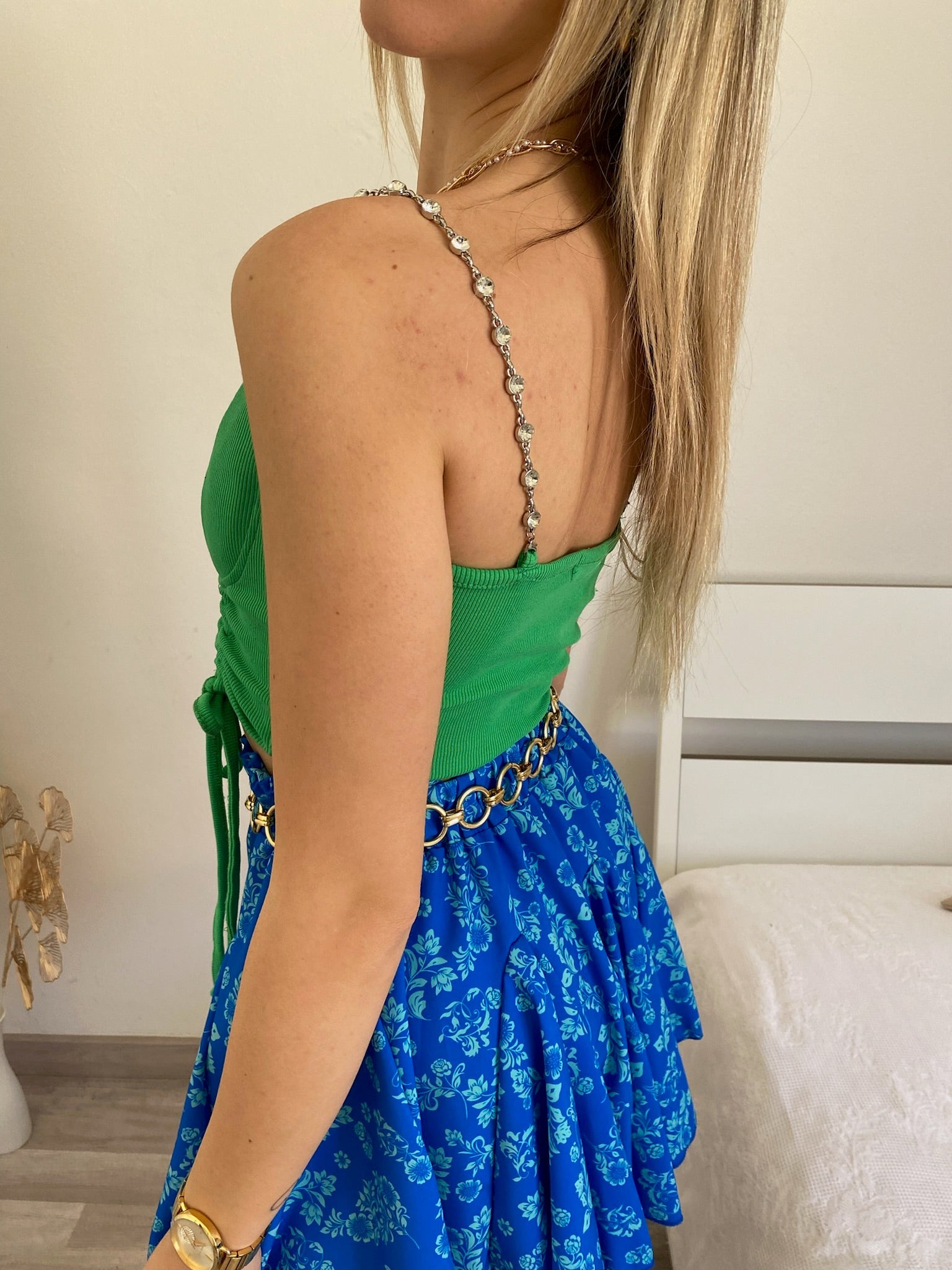 Top verde con spalline in strass
