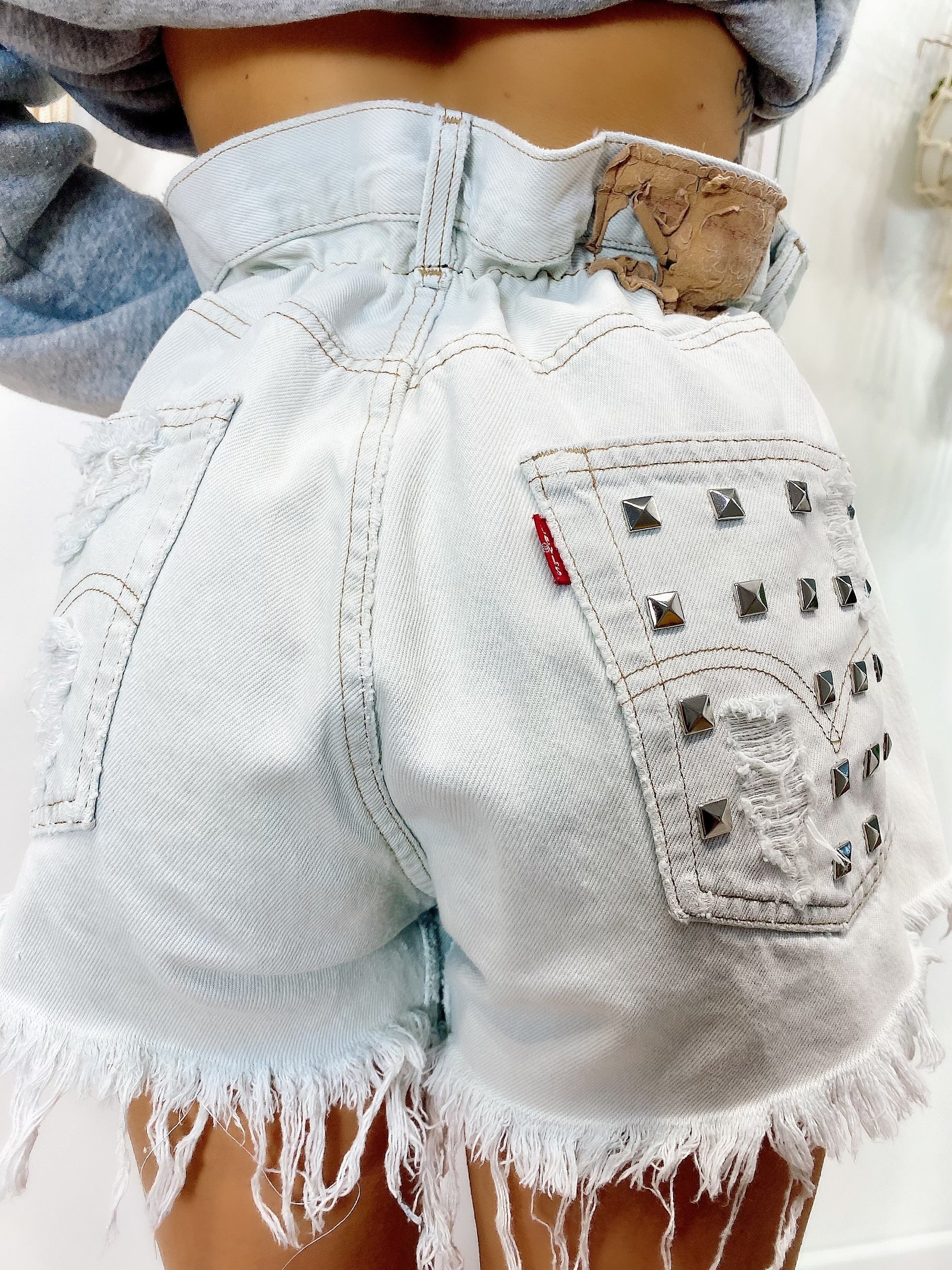 Short Levi’s Vintage Chiaro con Borchie