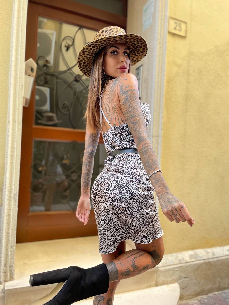 Abito in raso animalier con catena