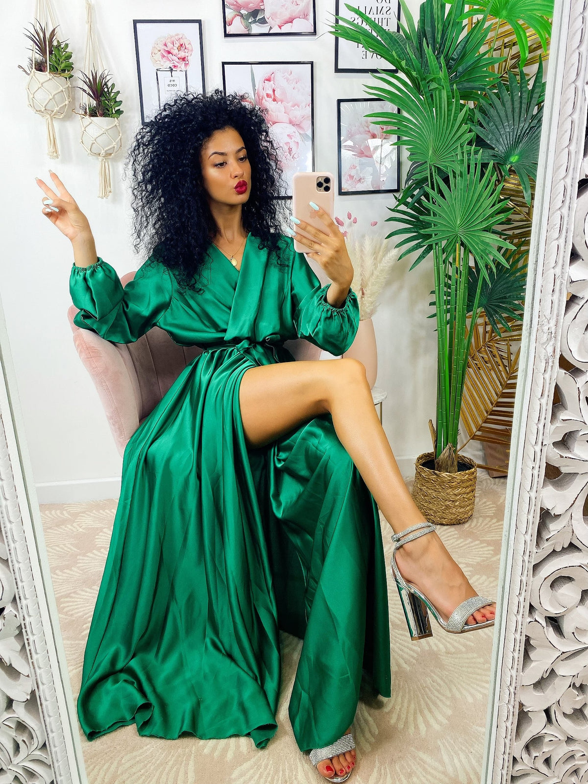 Abito in raso con maxi spacco manica lunga verde