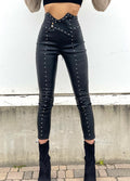 Pantalone in ecopelle con borchie