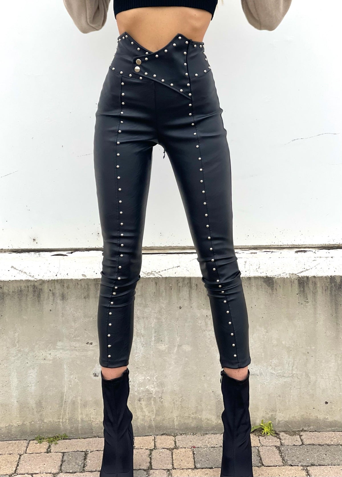 Pantalone in ecopelle con borchie