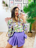 Camicia floreale dettagli lilla con borsetta