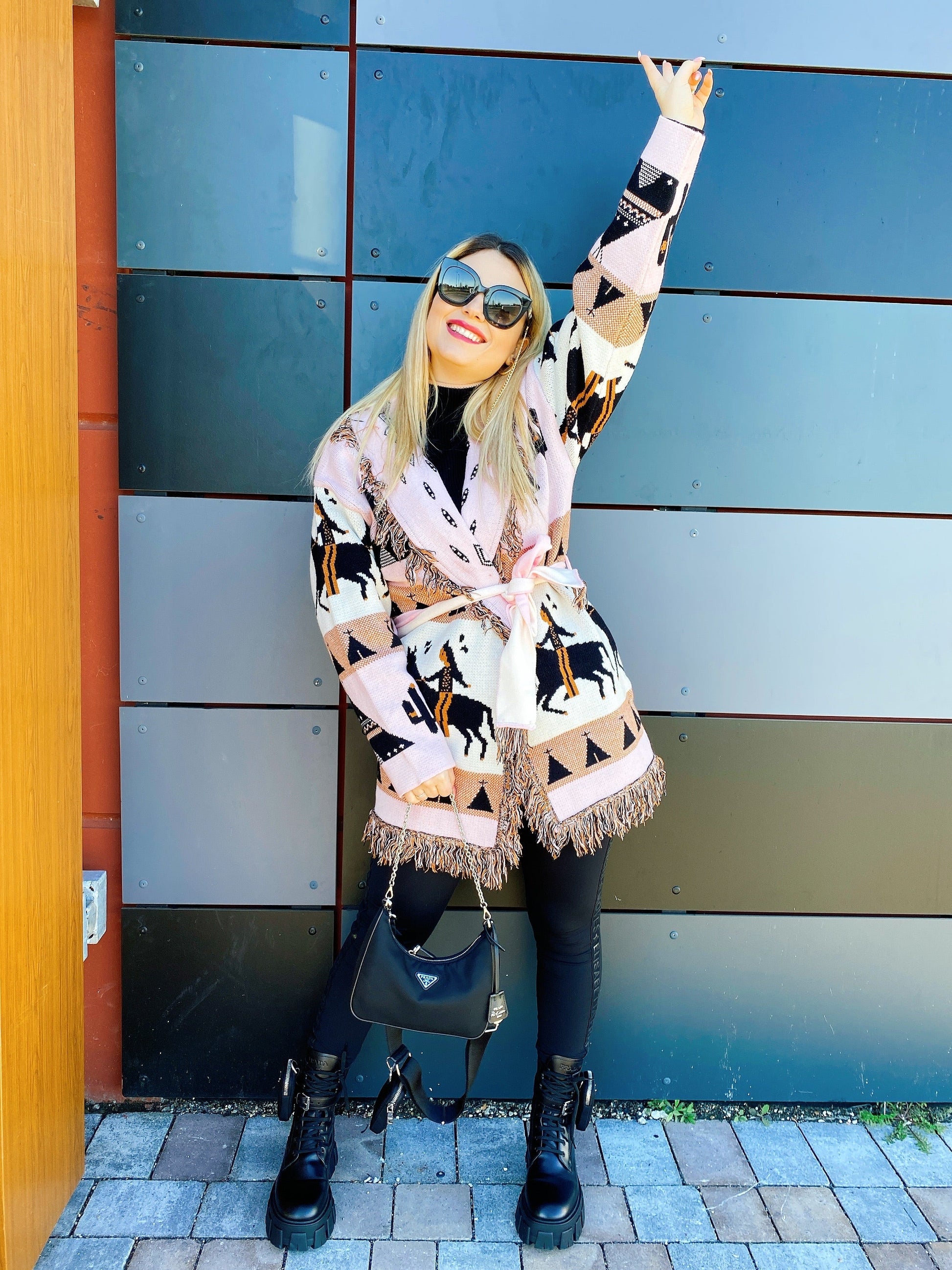 Cardigan frange e cinta con cavallo rosa
