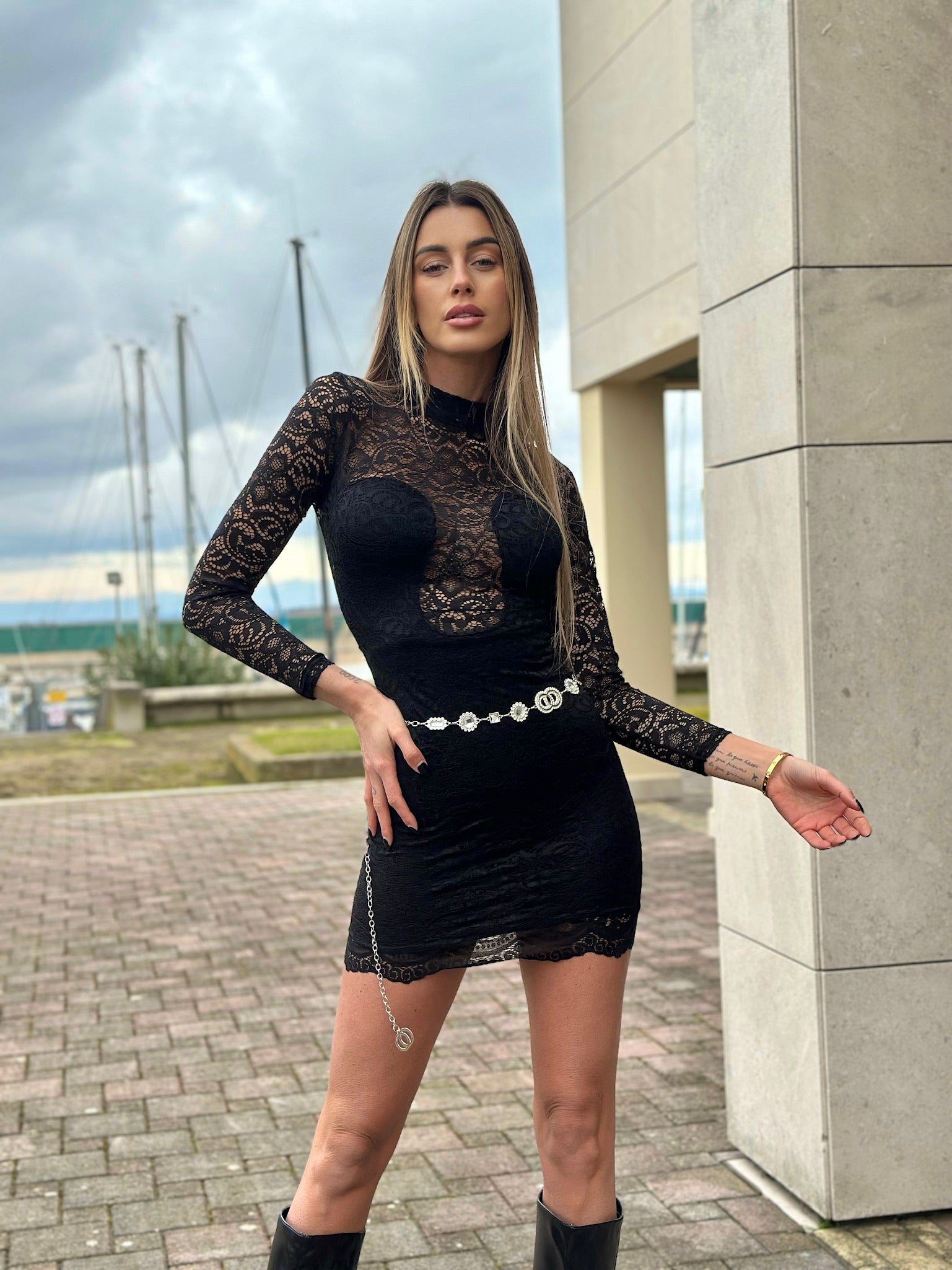 Abito in pizzo nero schiena aperta