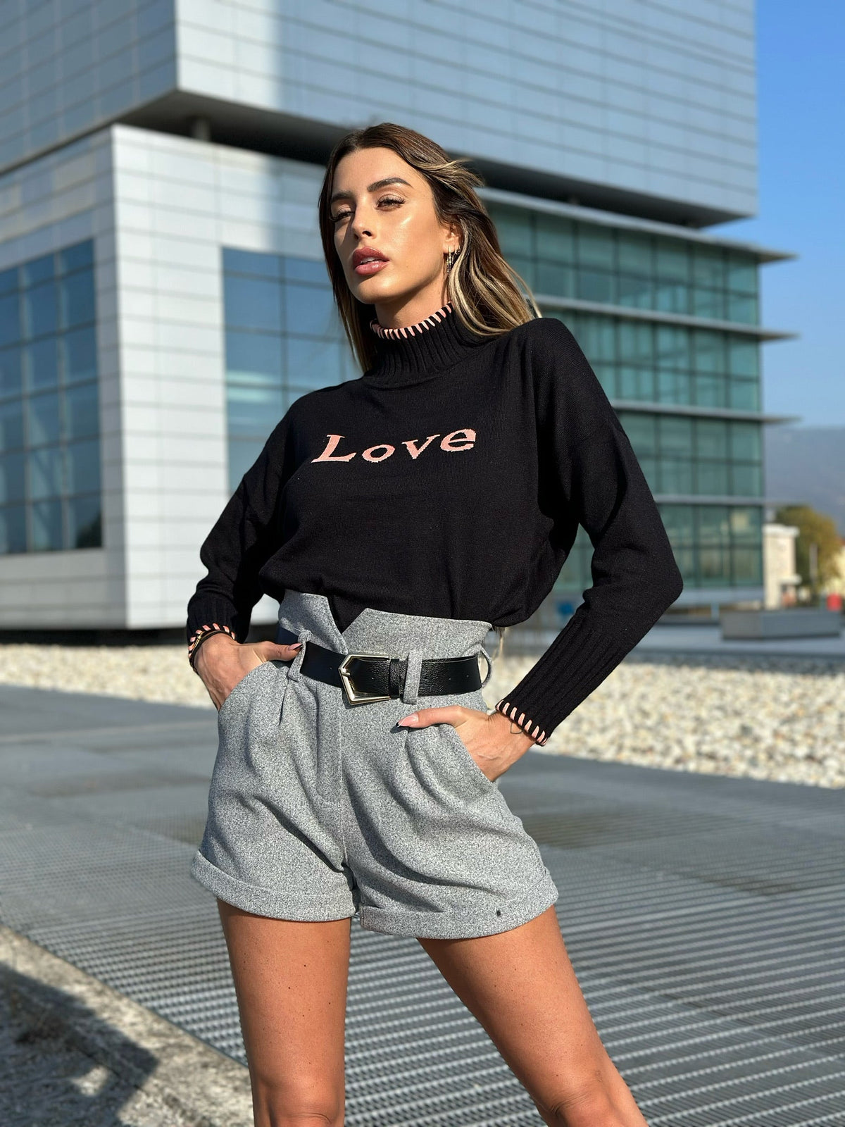 Short grigio in panno con cintura