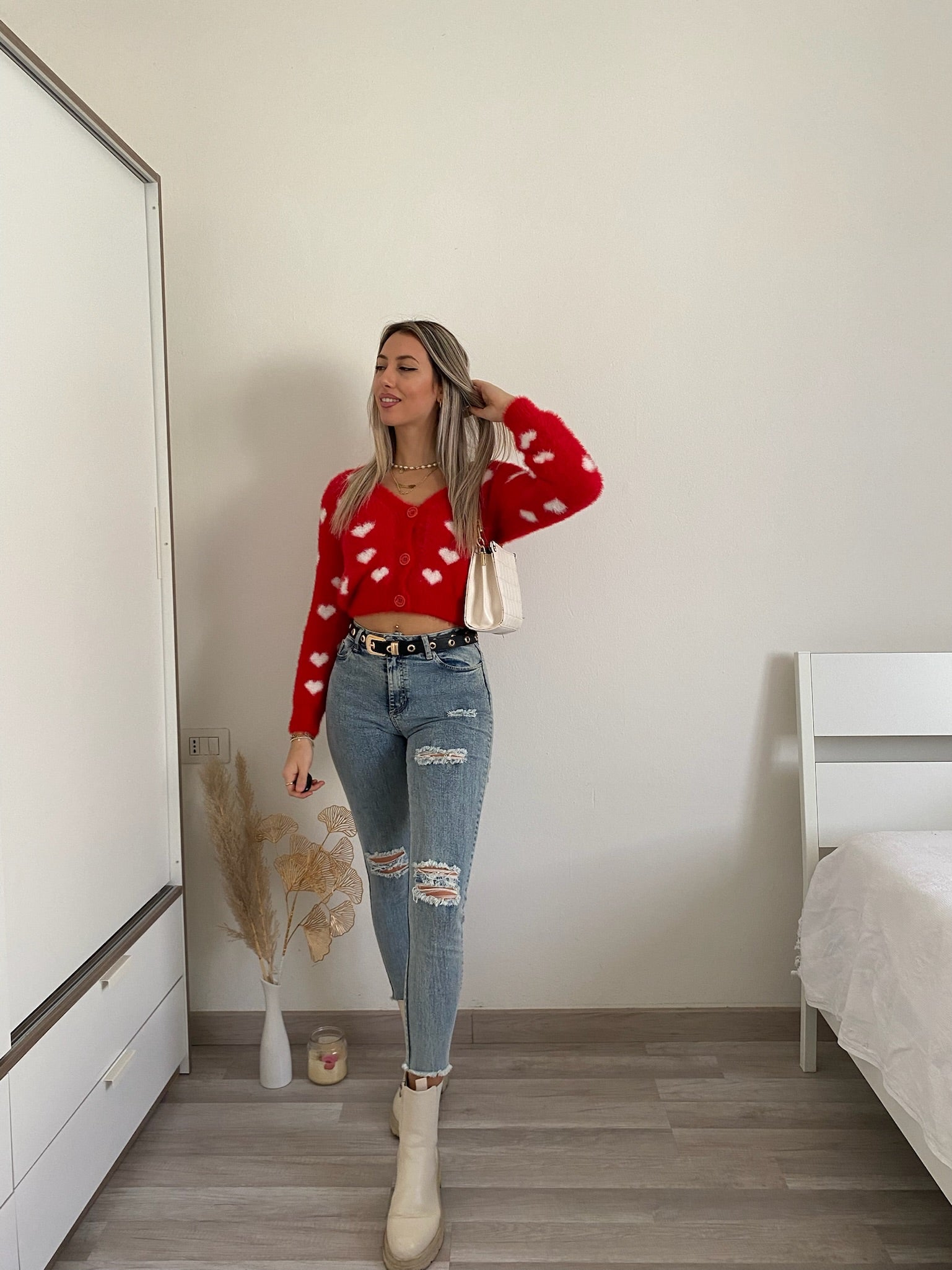 Cardigan rosso con cuori