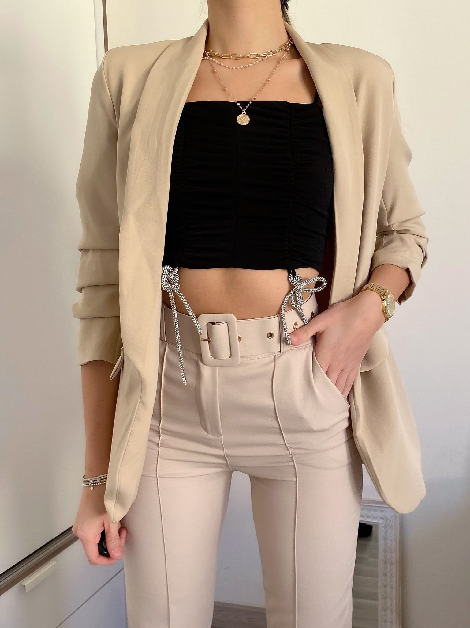 Top drappeggiato con fiocchetti