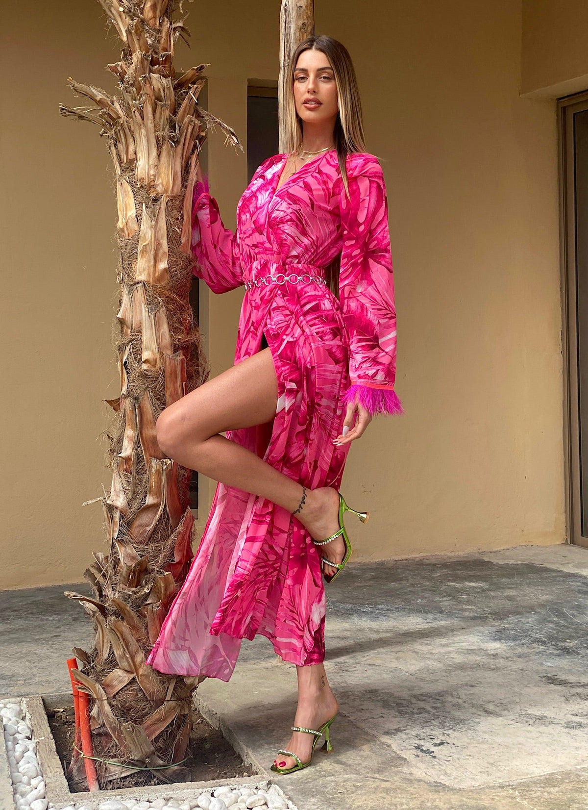Abito con maxi spacco Fuxia con piume