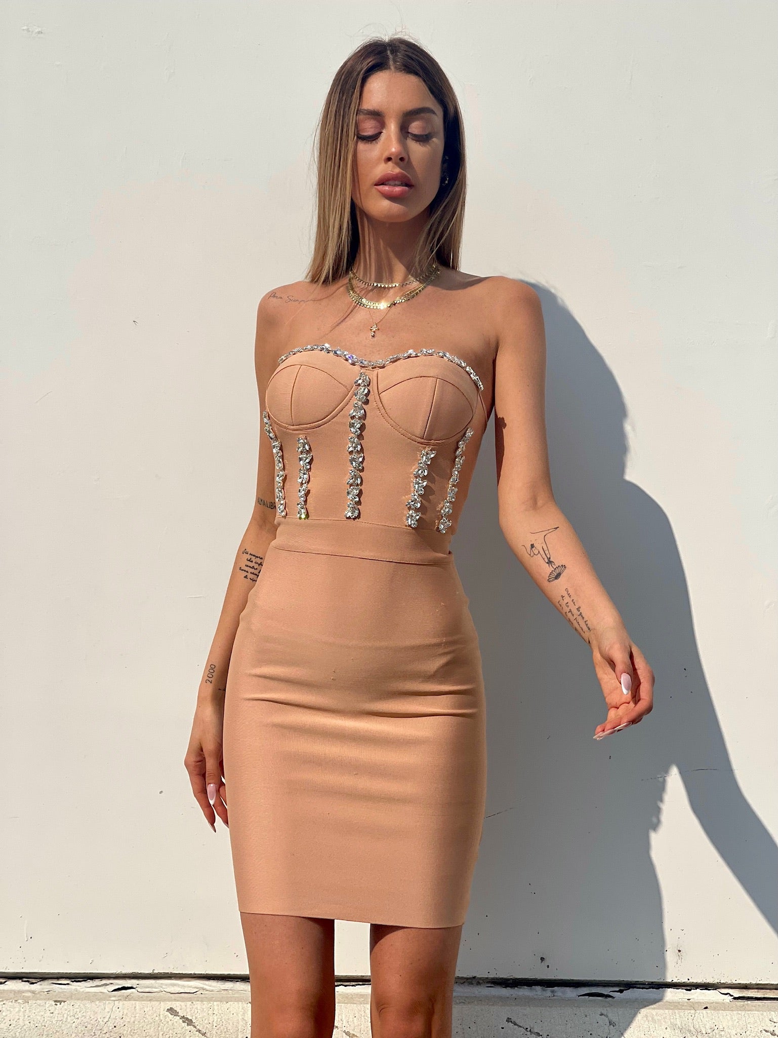 Abito bustier nude con strass
