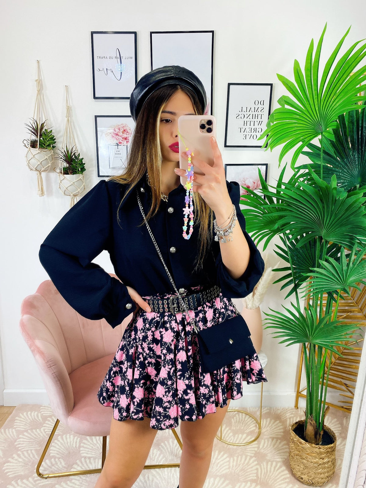 Camicia nera con bottoni e borsetta