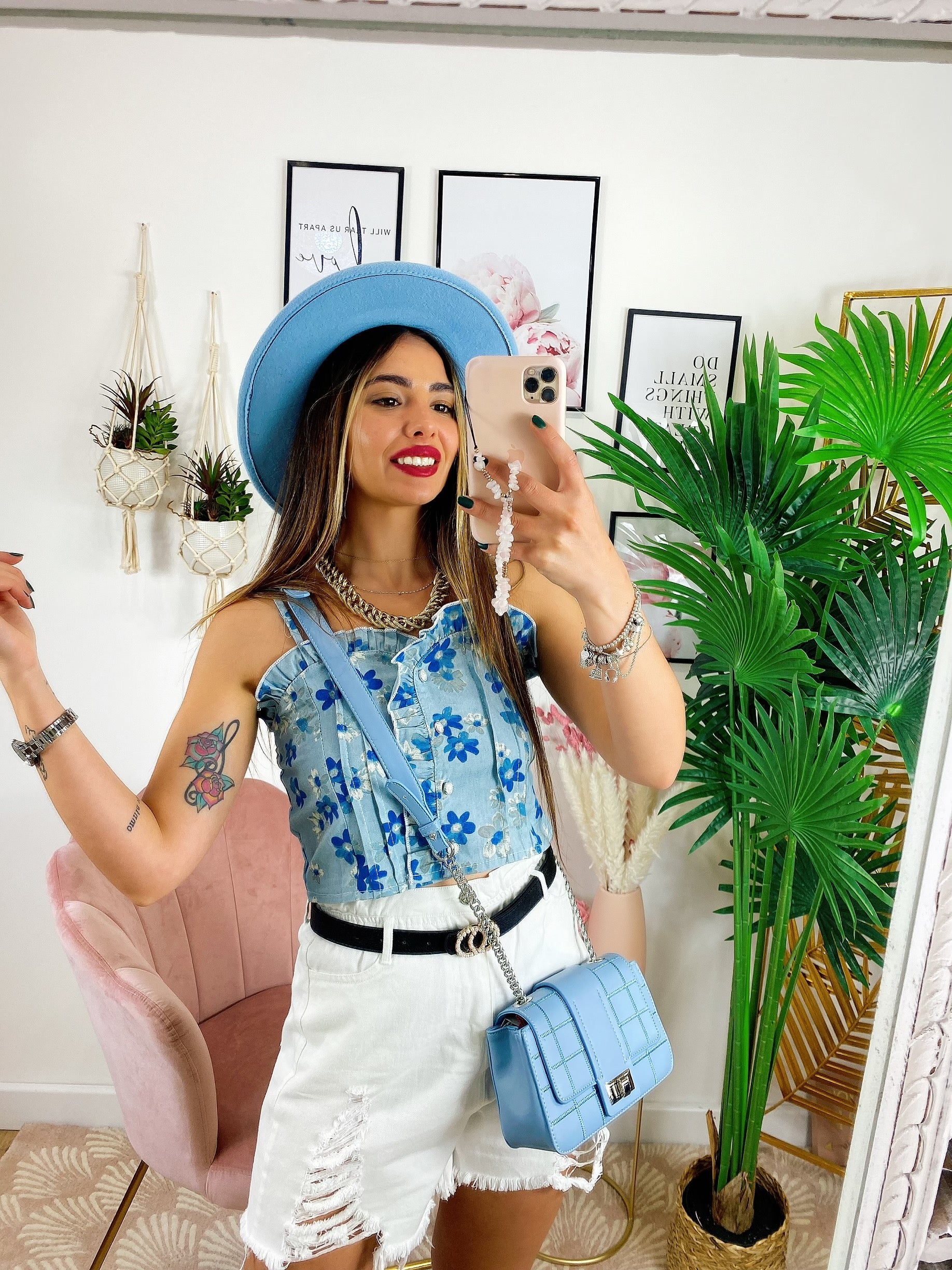 Short con spacchi anteriori sfrangiato bianco