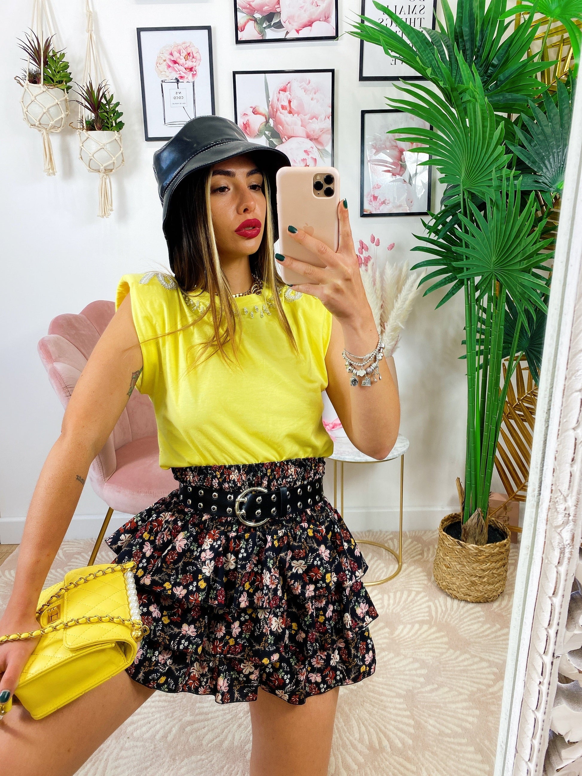 T-Shirt con perle e spalline bombate