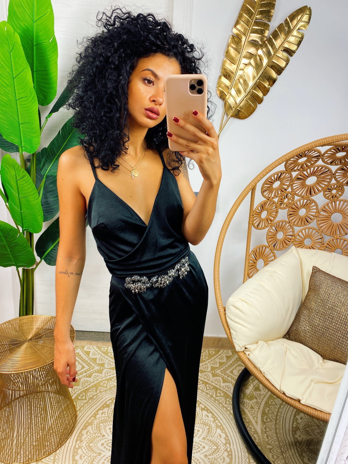 Abito in raso con maxi spacco nero