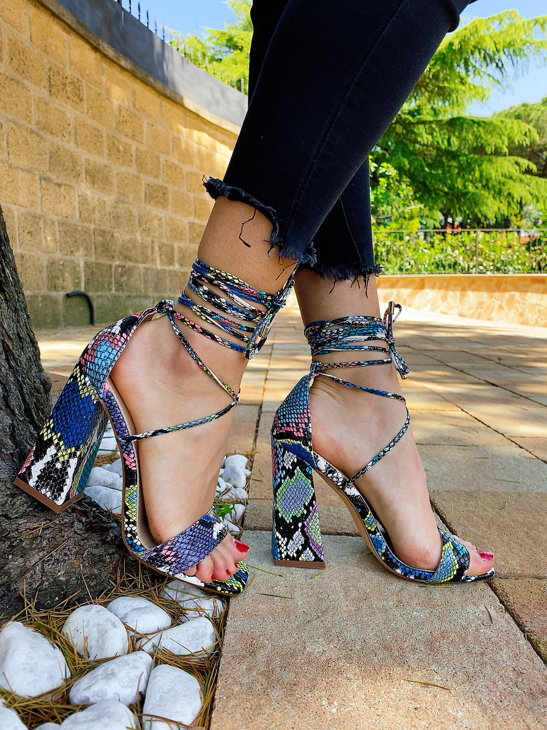 Sandali stringati effetto pitonato multicolore