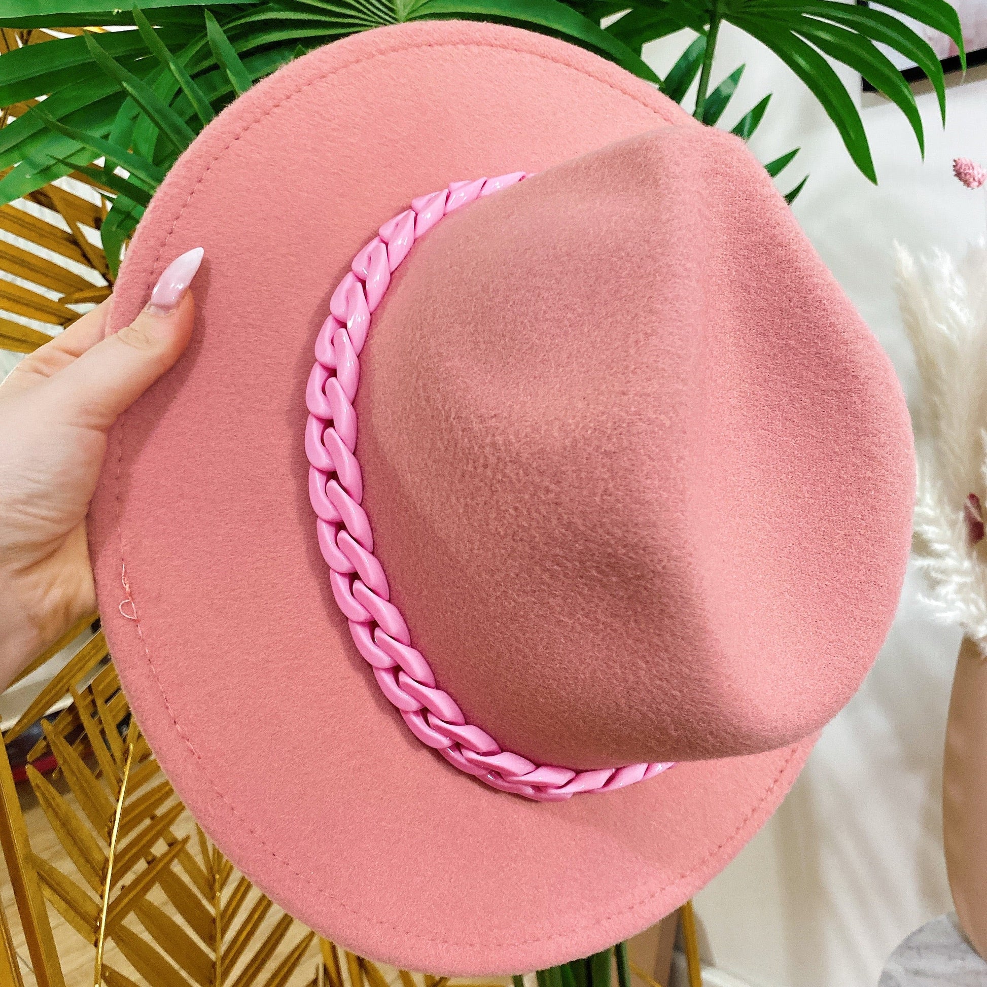 Cappello rosa con catena