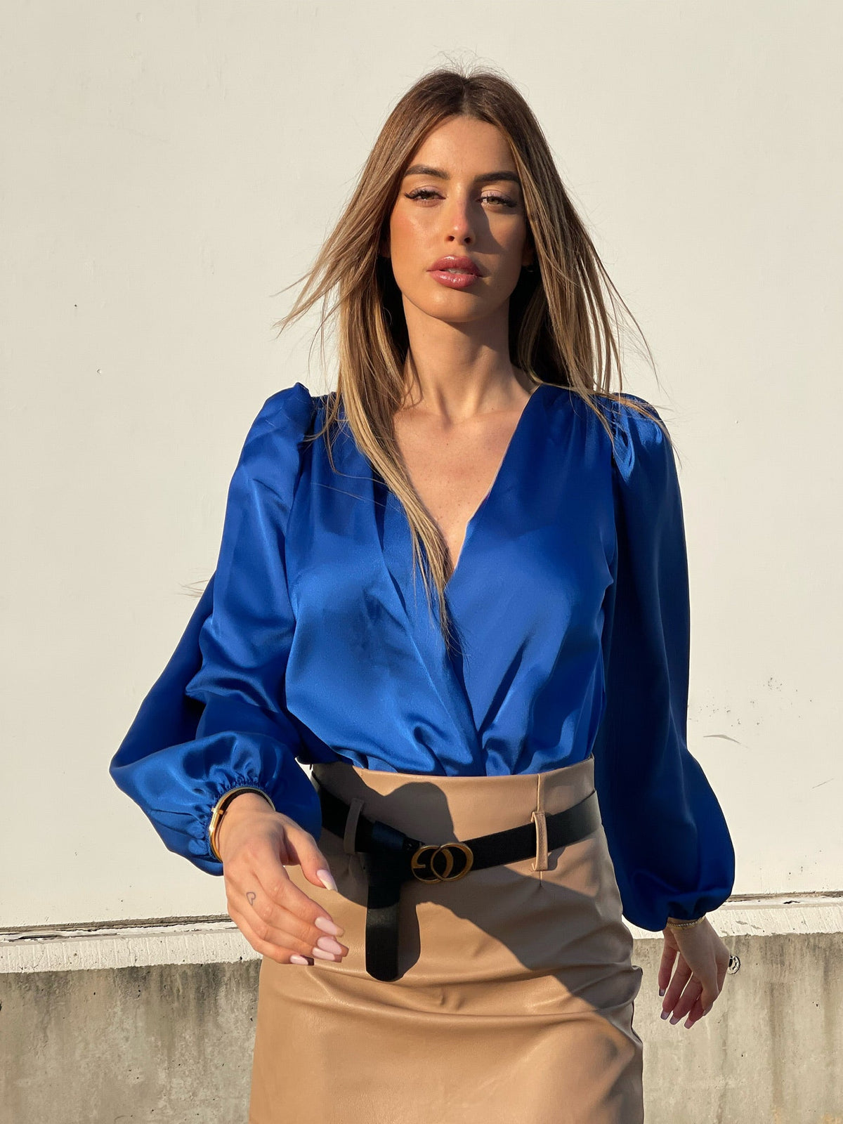 Body in raso scollo a V blu elettrico