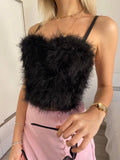 Top nero con piume