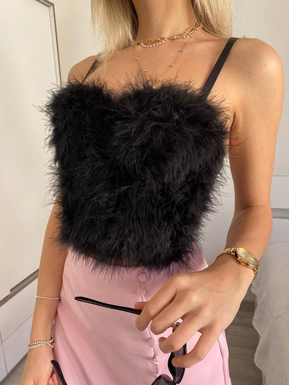 Top nero con piume