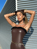 Abito in ecopelle choco con piume