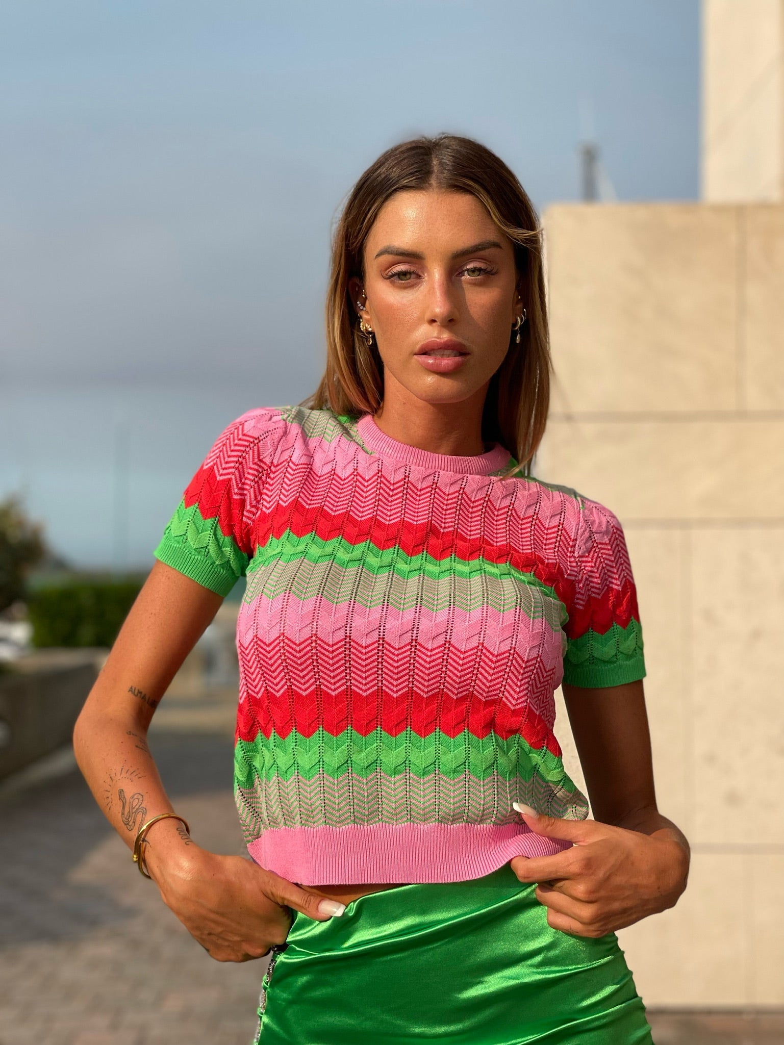 Maglia rosa e verde con cuori