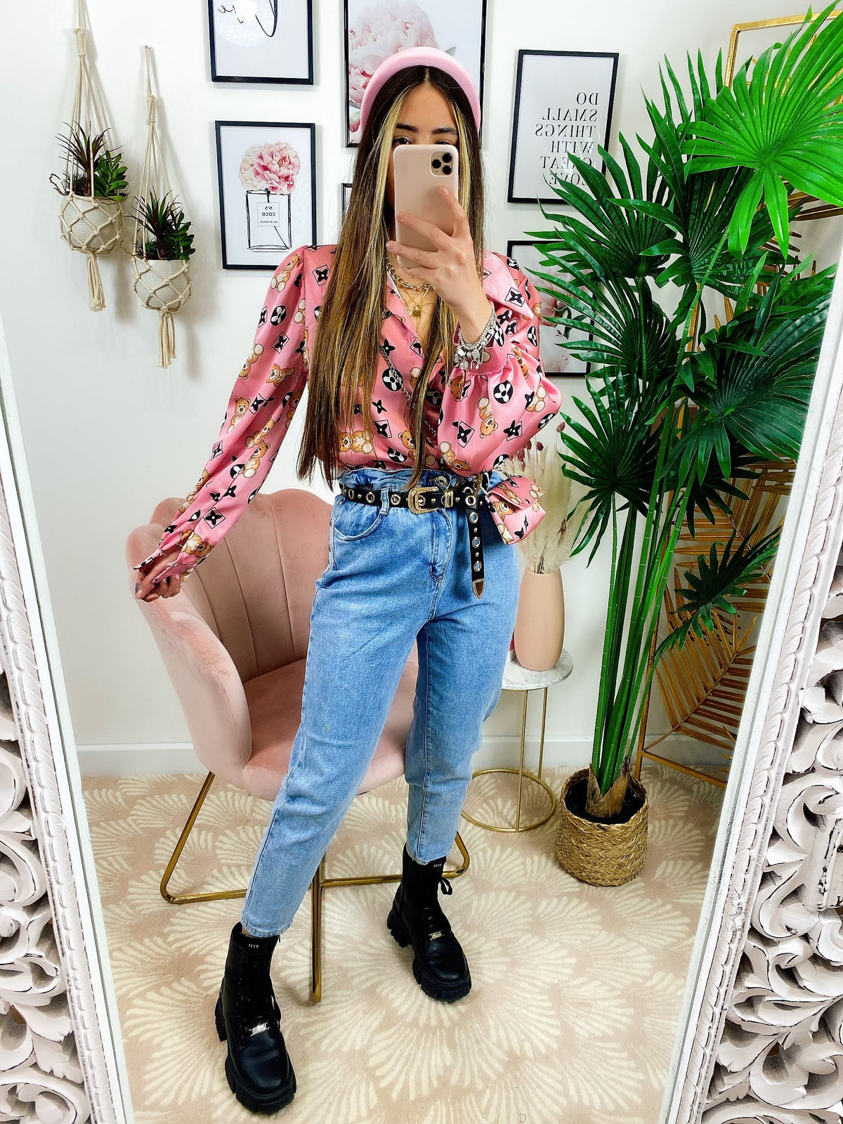 Jeans con borchie posteriori grandi