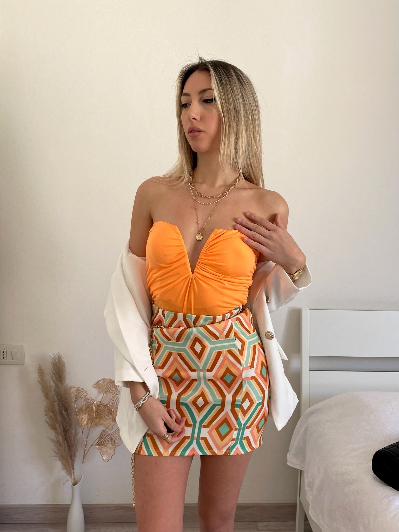 Top arancio con scollo a V