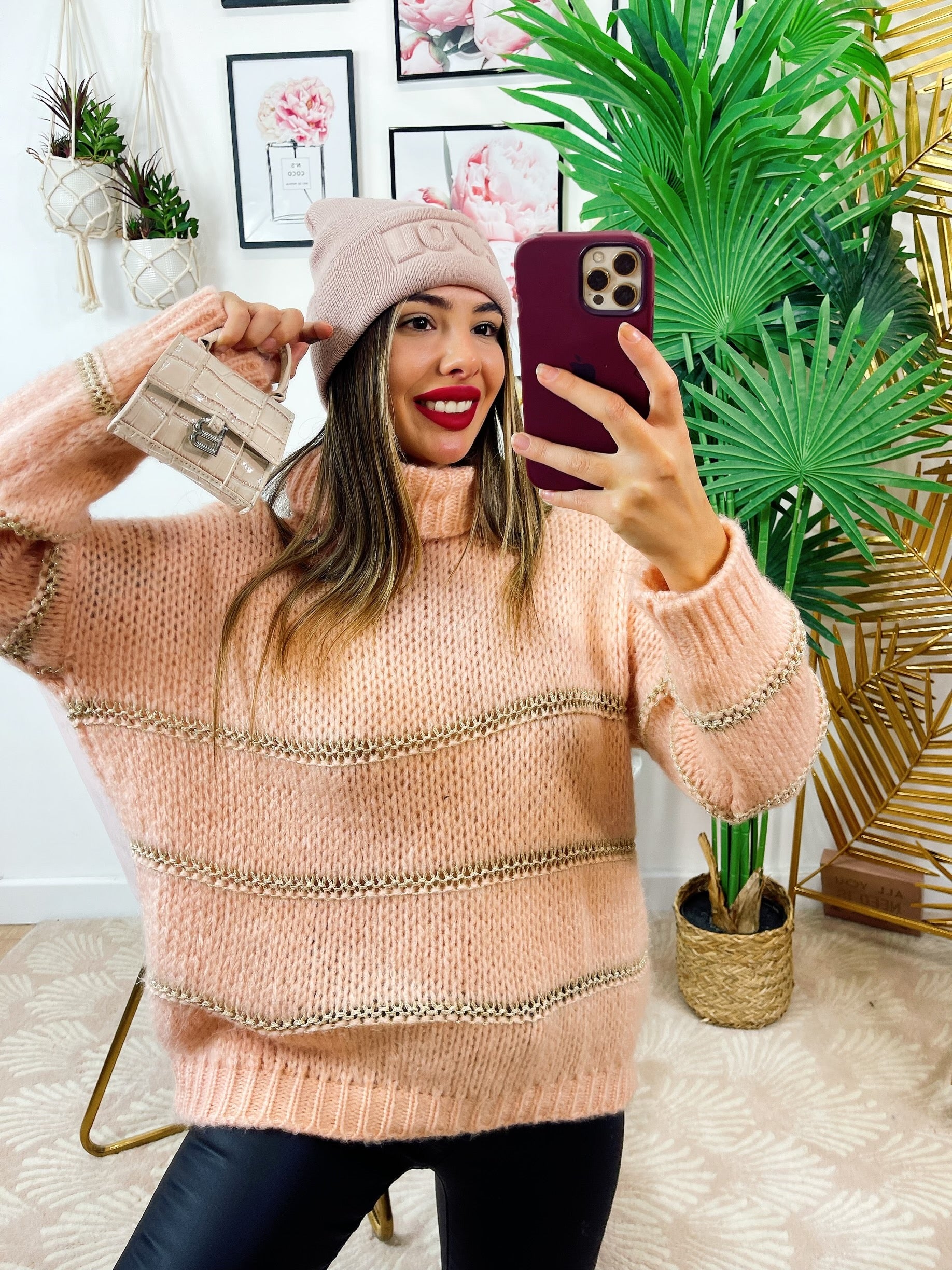 Maglione a collo alto rosa dettaglio oro