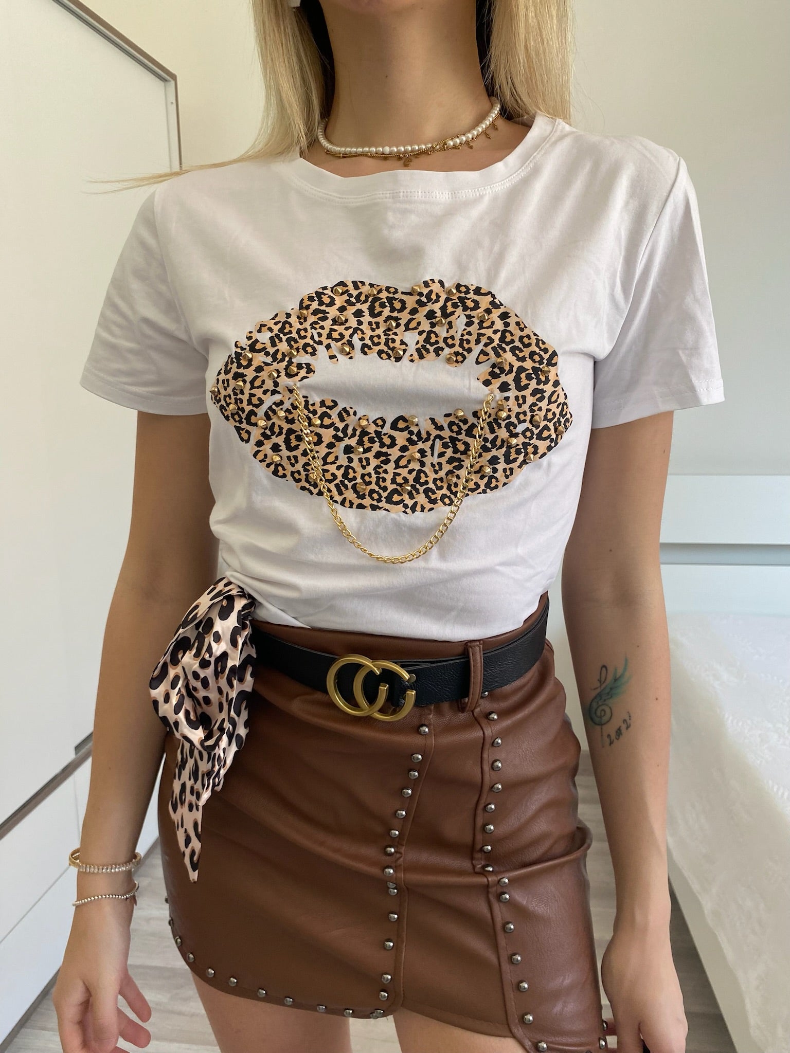 Gonna con borchie e cintura camel