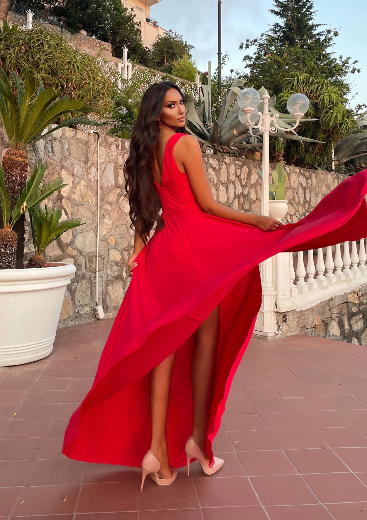 Abito lungo rosso con scollo a V