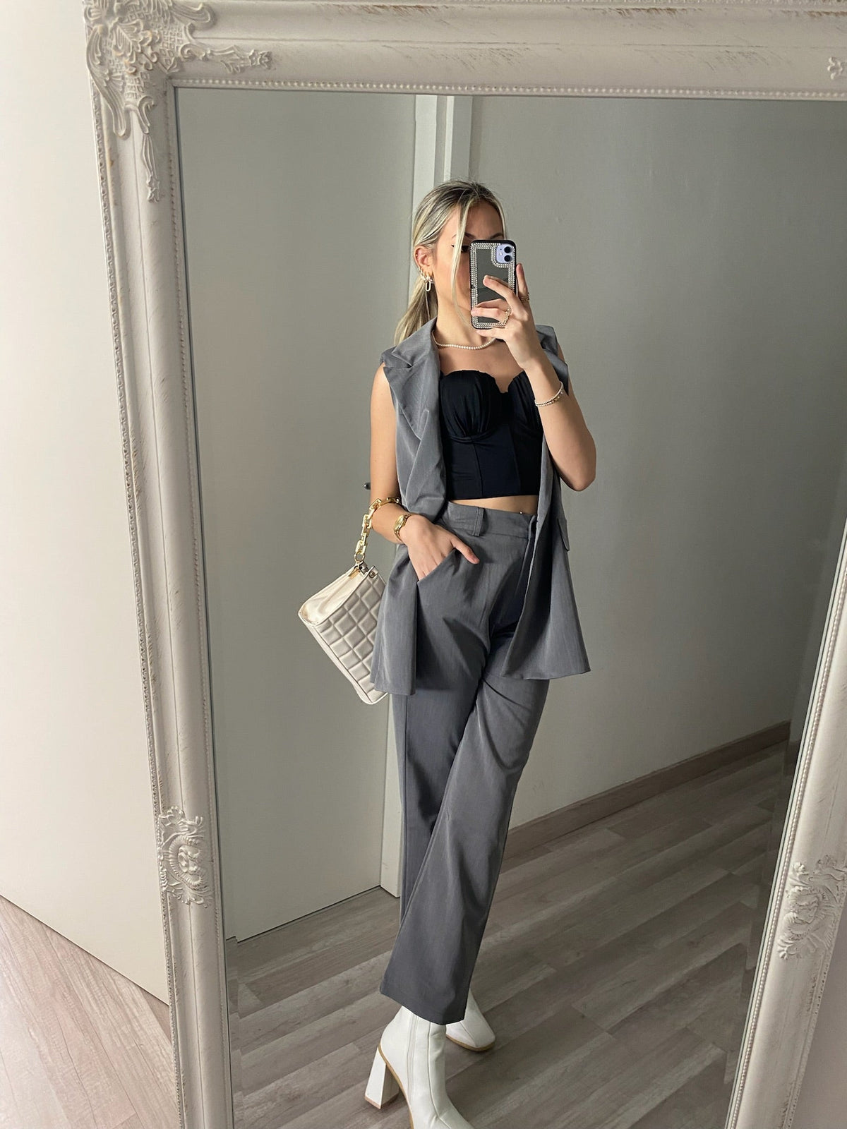 Completo smanicato e pantalone grigio