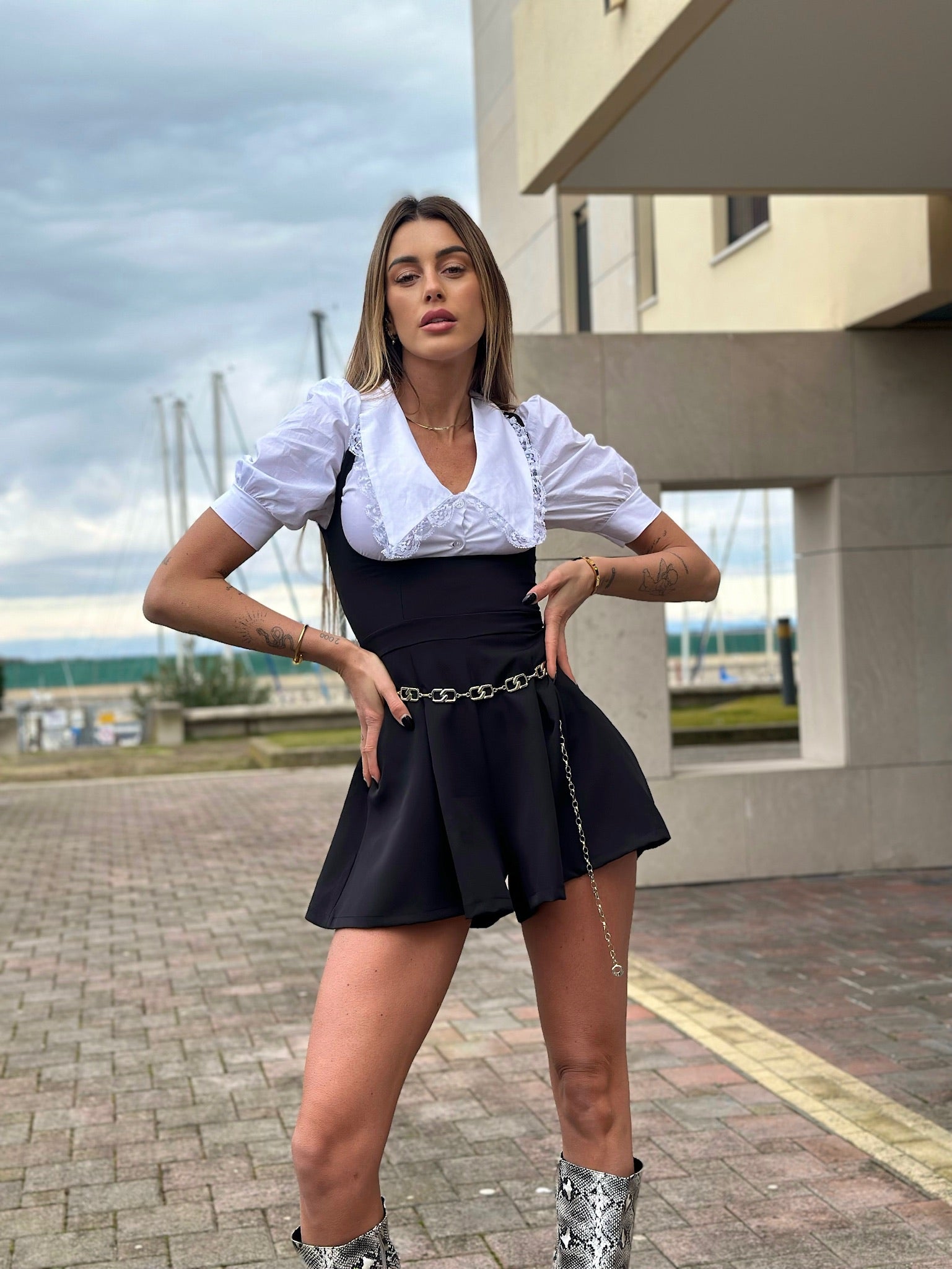 Salopette nera più camicia fiocchetto