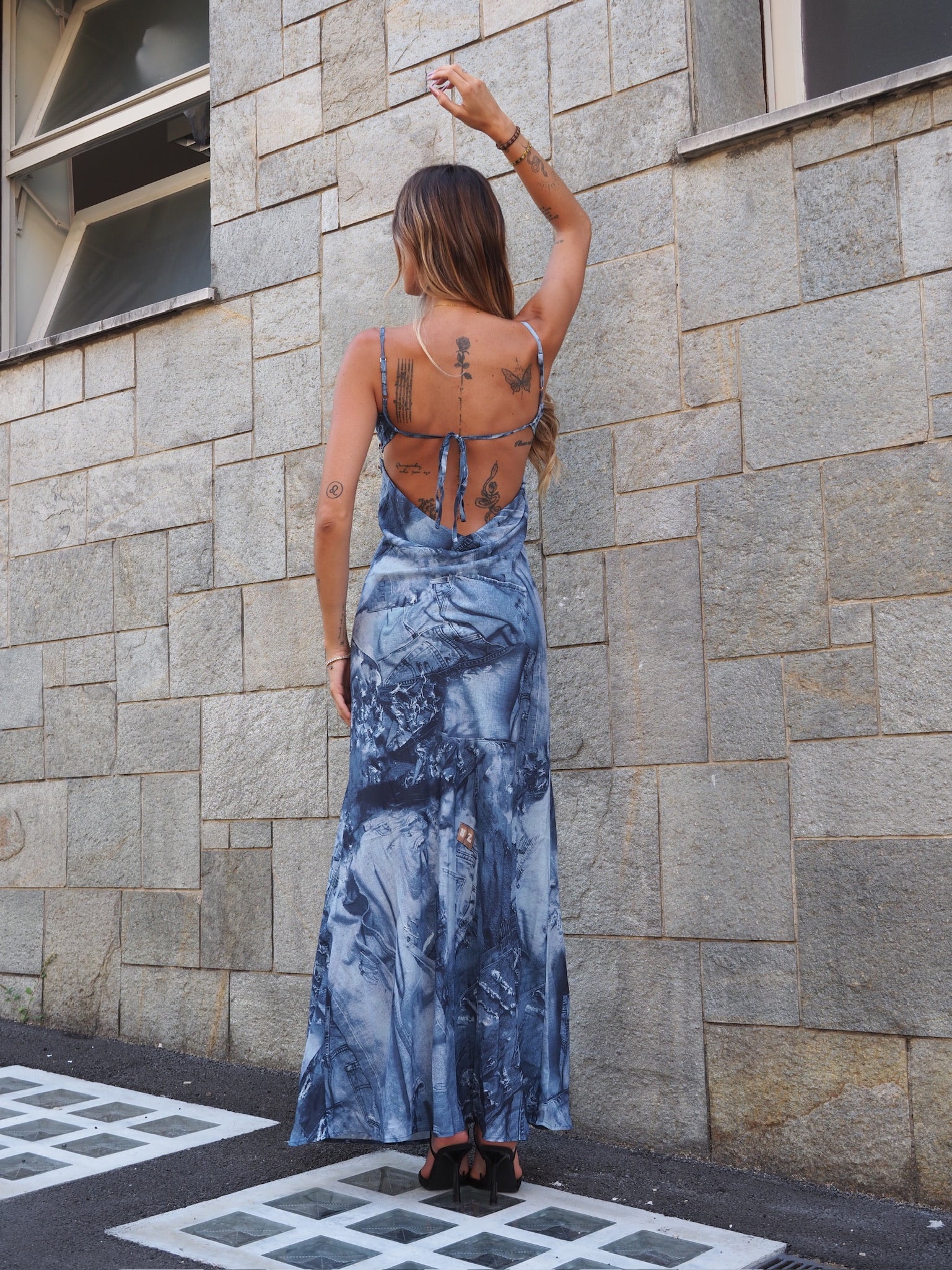 Abito jeans con spille