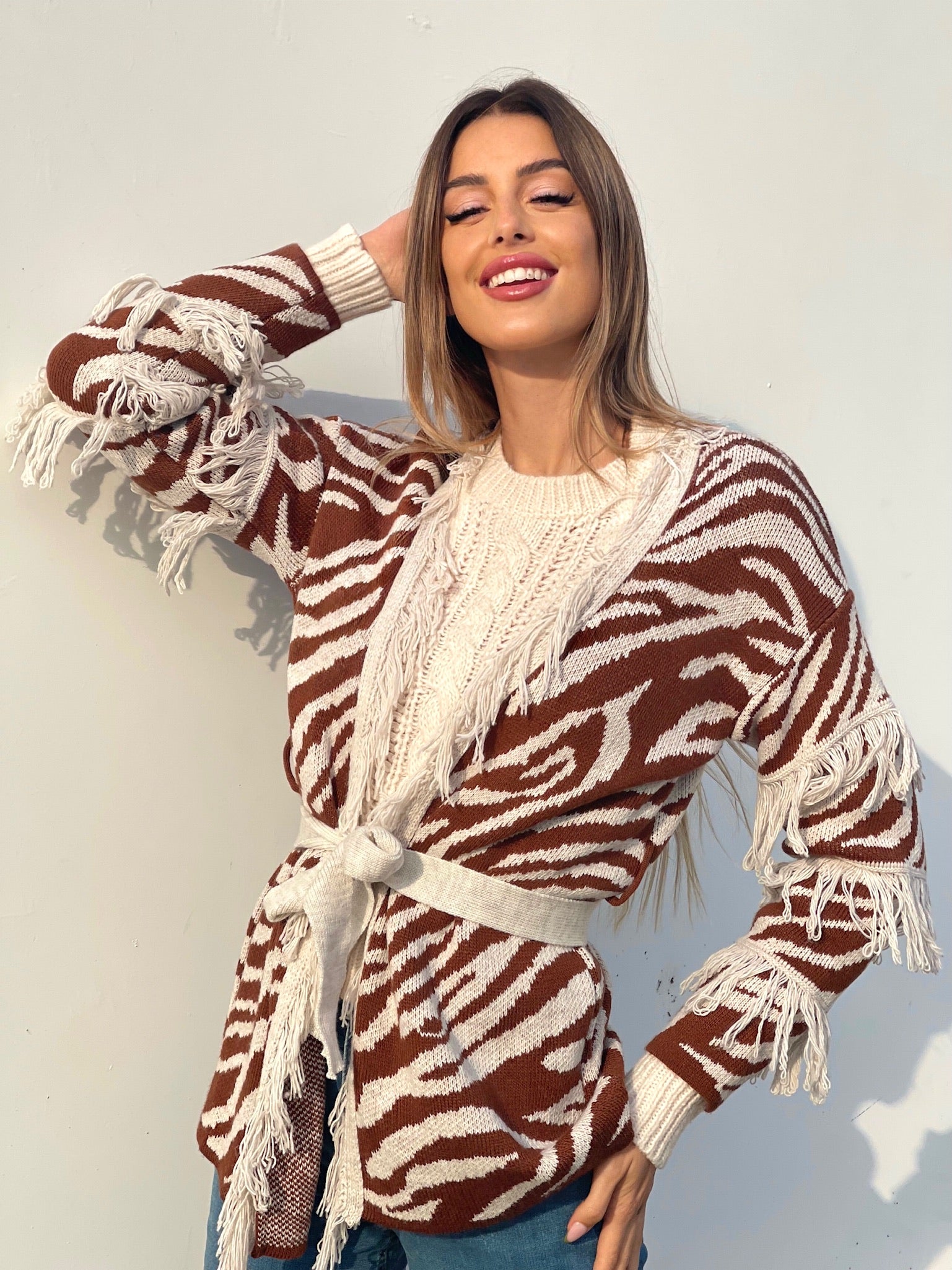 Cardigan zebrato beige con frange e cinta