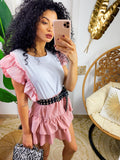 Maglia bianca con rouches sulla manica rosa
