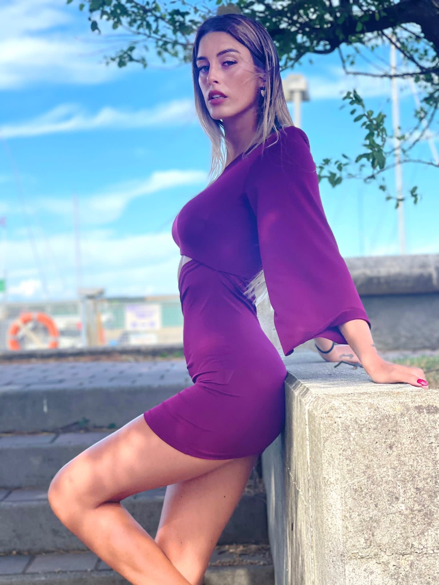 Abito aderente monospalla Bordeaux con manica lunga