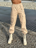 Pantalone in ecopelle con catenina beige
